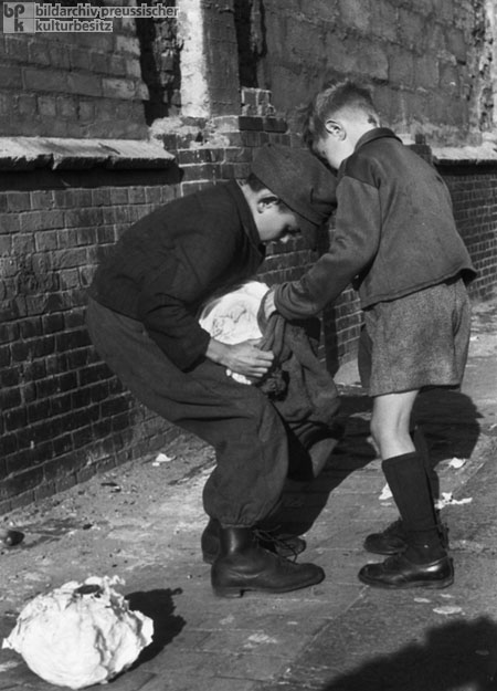 Zwei Jungen mit erbeuteten Kohlköpfen (1947)